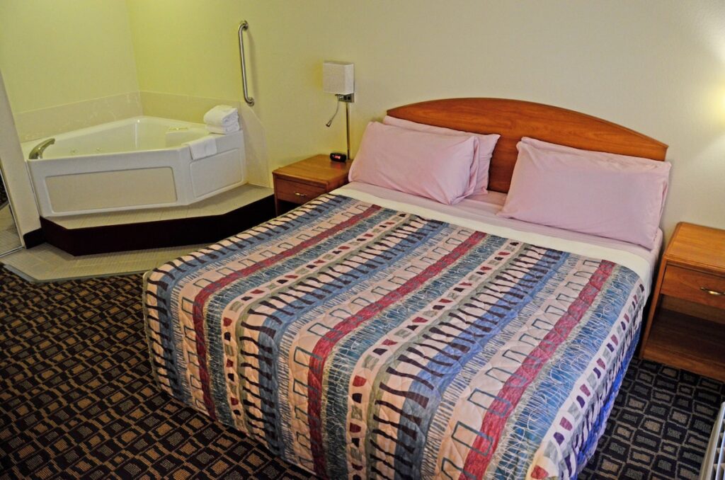 Budget Host Inn - Image 2