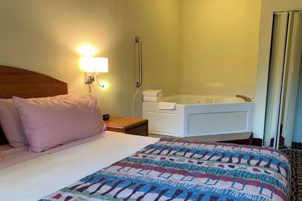 Budget Host Inn - Image 3