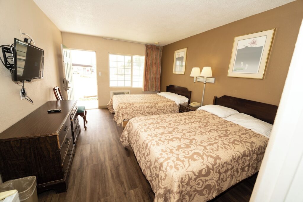 Budget Inn - Image 3