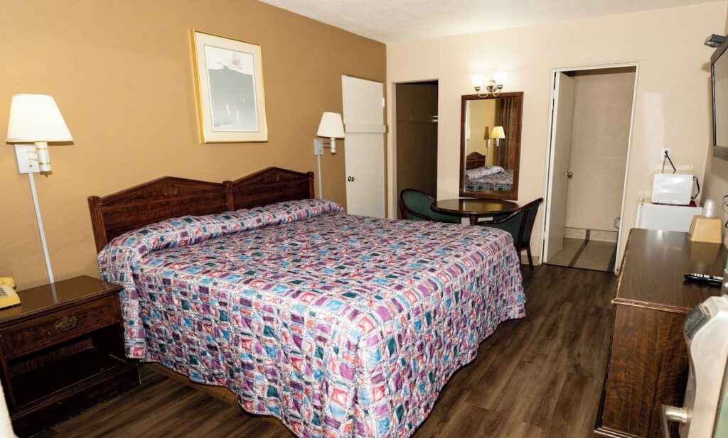 Budget Inn - Image 4