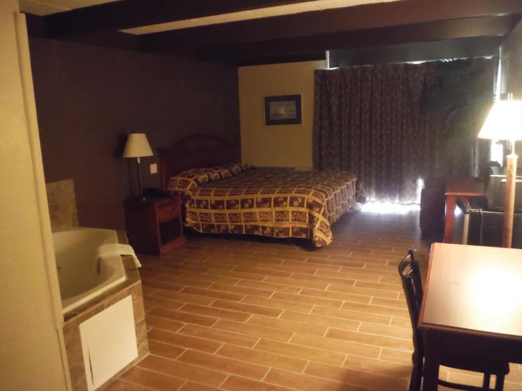 Budgetel Inn & Suites Hotel - Image 4