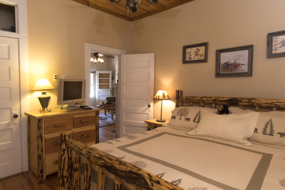 Calhoun House Inn & Suites - Image 4