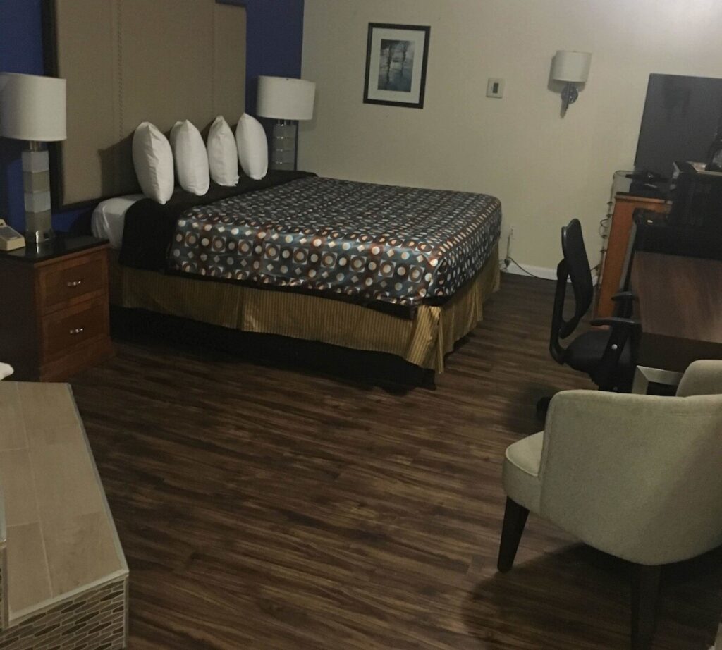 California Inn and Suites Bakersfield - Image 3