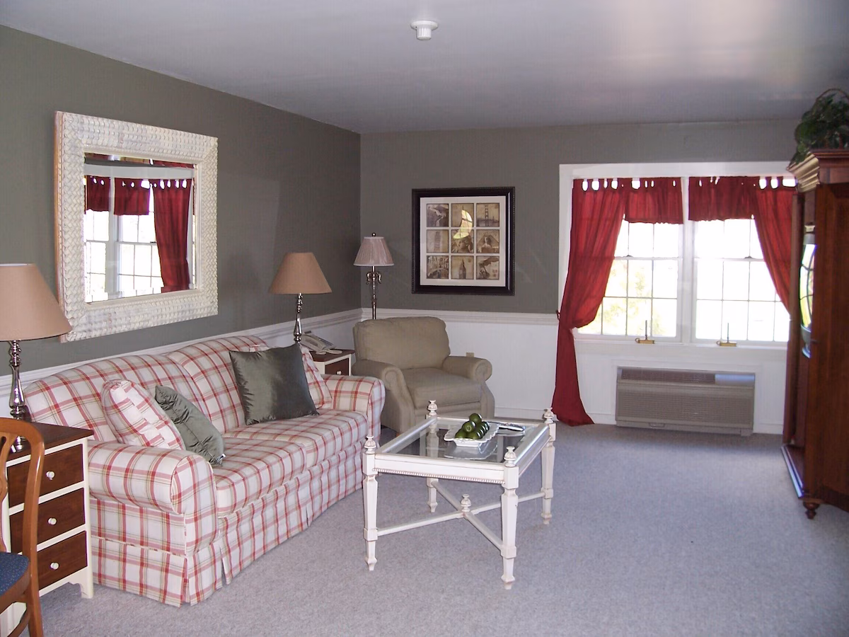 Camelot Restaurant & Inn - Image 4