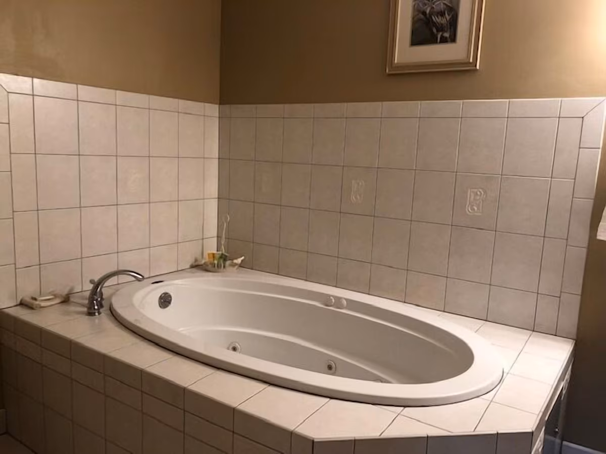 Camelot Restaurant & Inn - Image 1