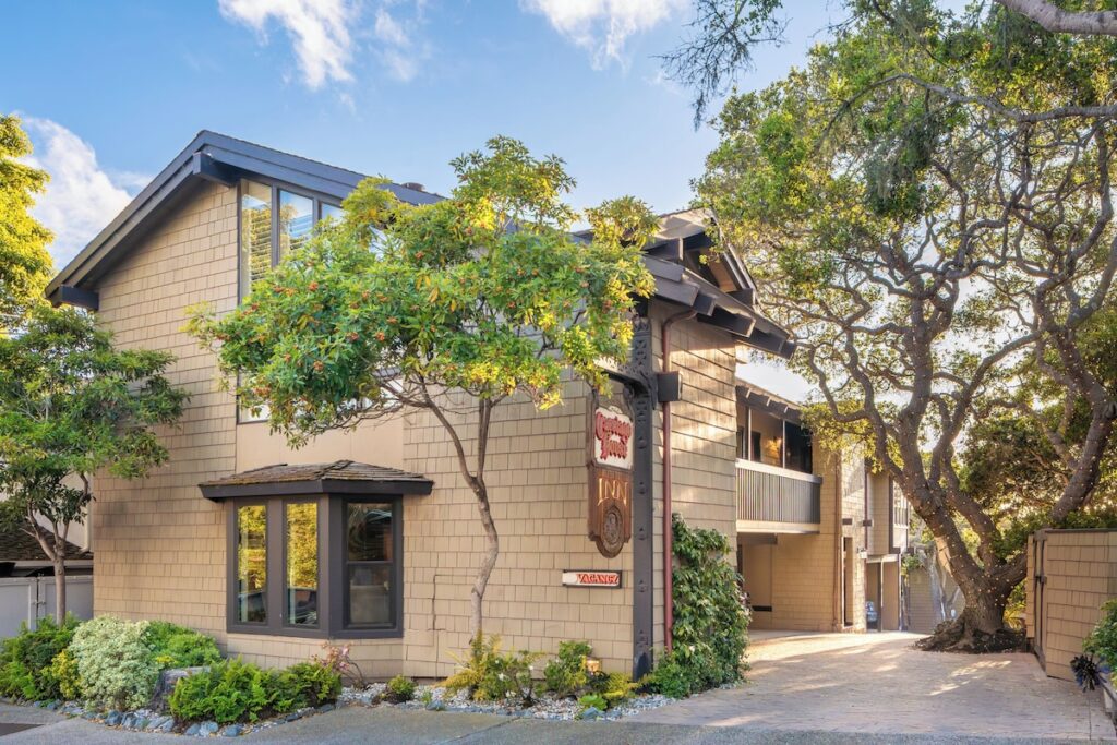 Carriage House Inn - Image 2