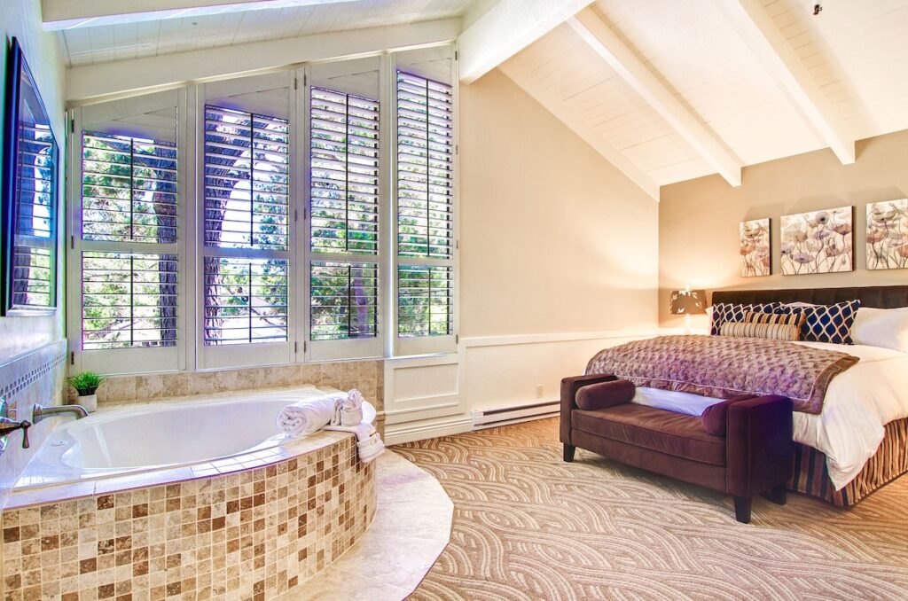 Carriage House Inn - Image 1