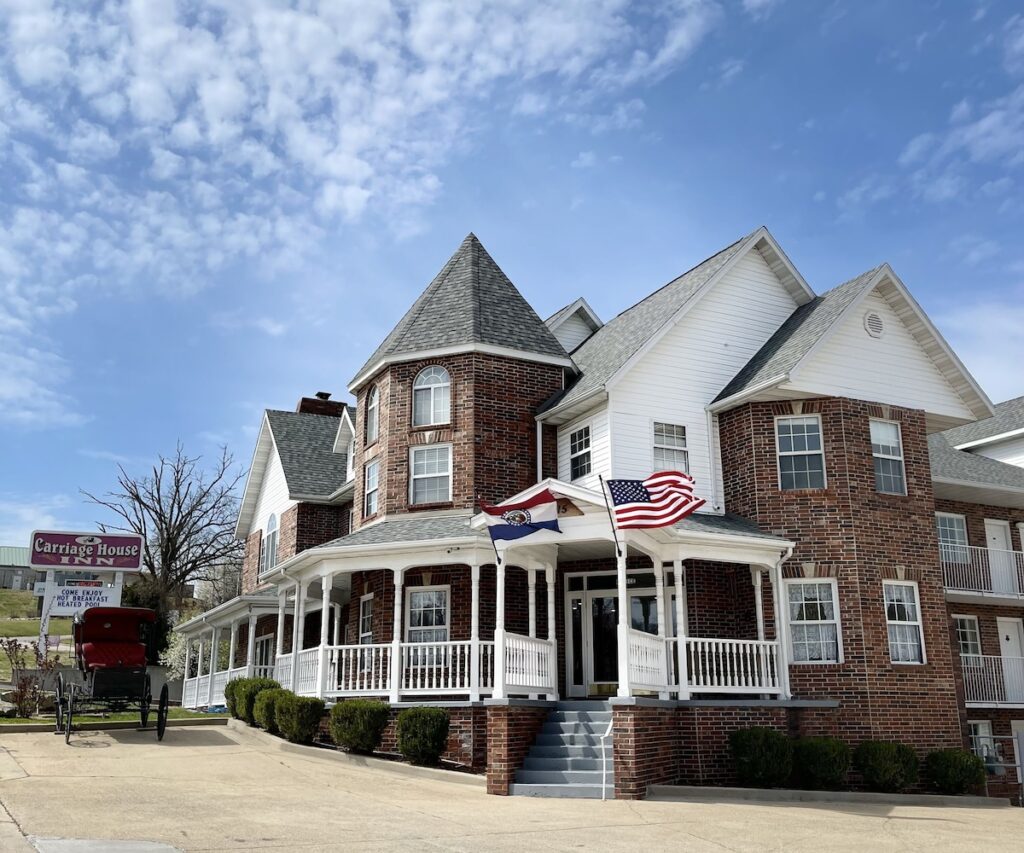 Carriage House Inn - Image 2