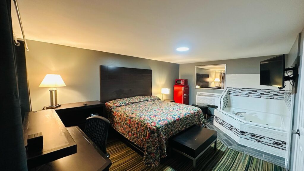 Catalina Airport Motel - Image 2