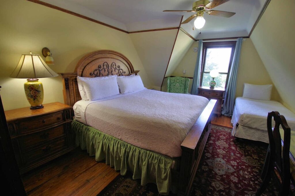 Cedar Crest Inn - Image 3