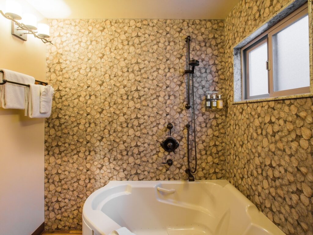 Cedar Glen Lodge - Image 1