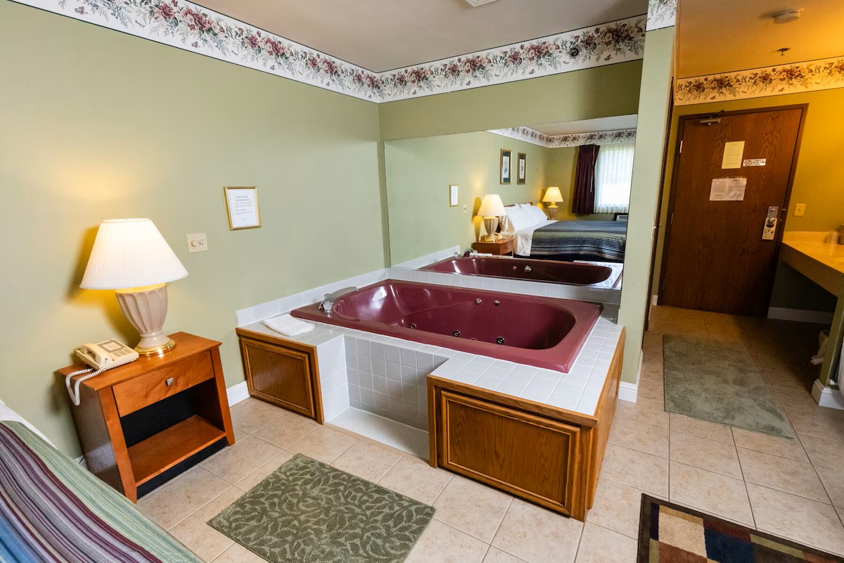 Cedarberry Inn jetted tub