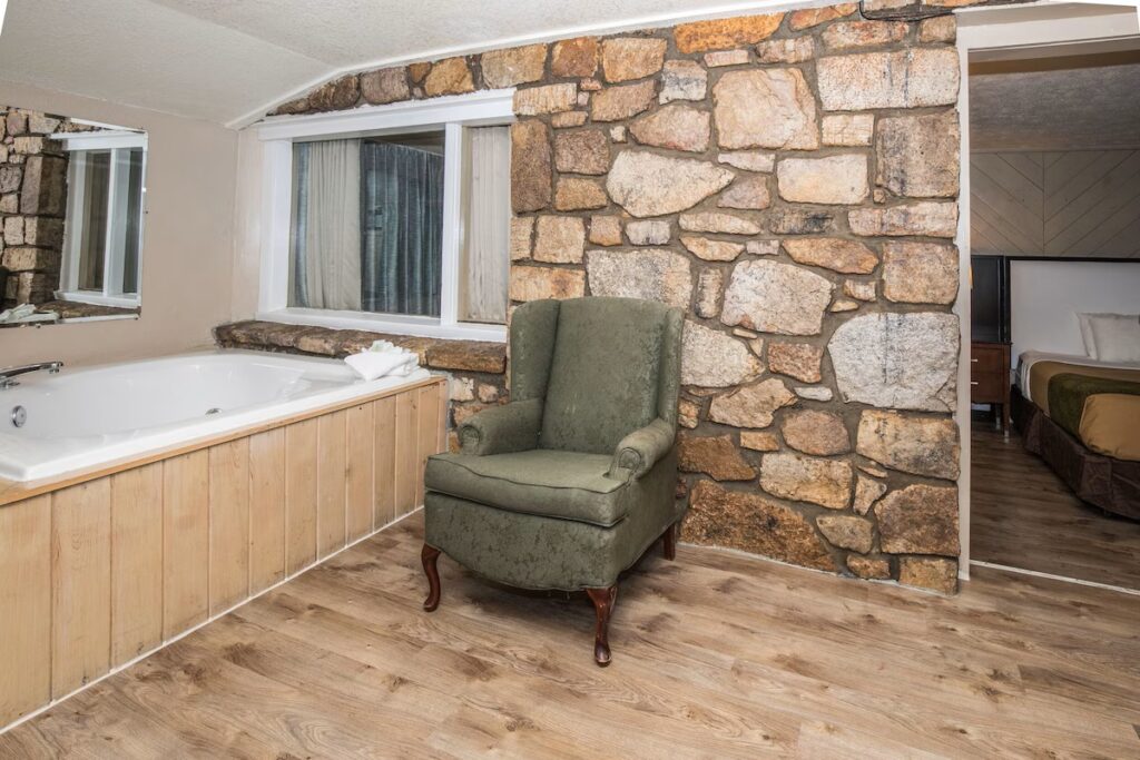 Chalet Inn - Image 5