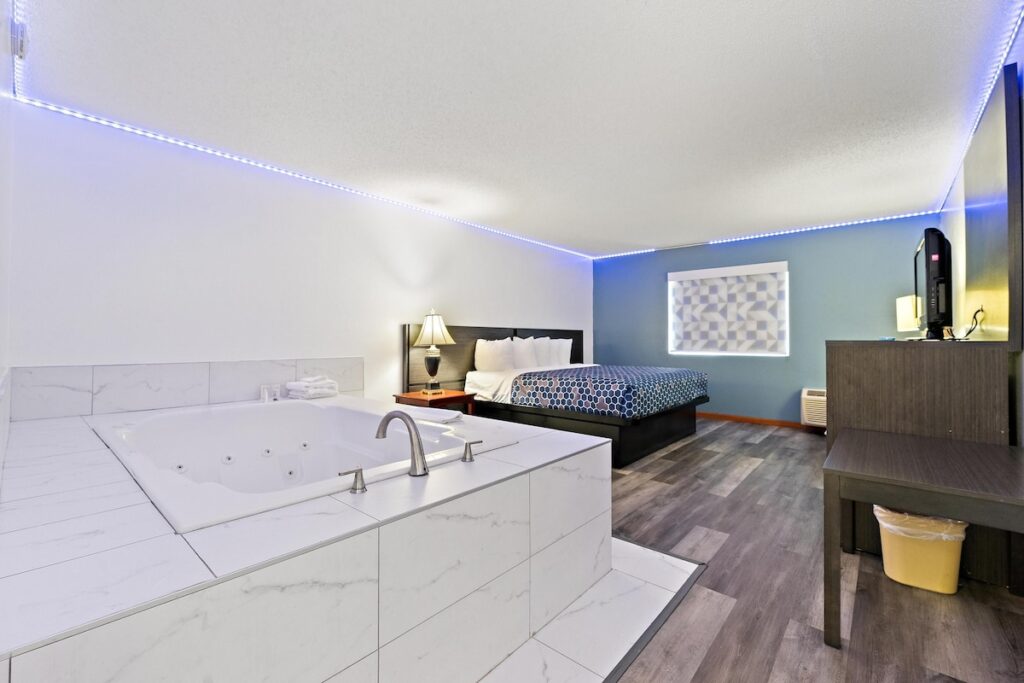 Chicago Club Inn & Suites - Image 1