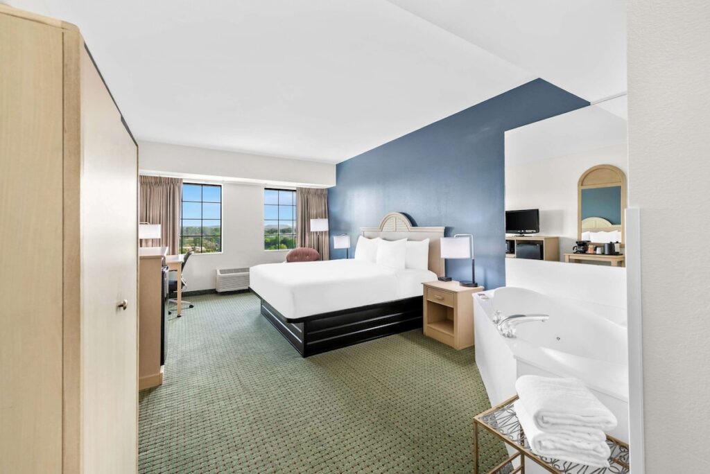 Clarion Inn Branson - Image 1