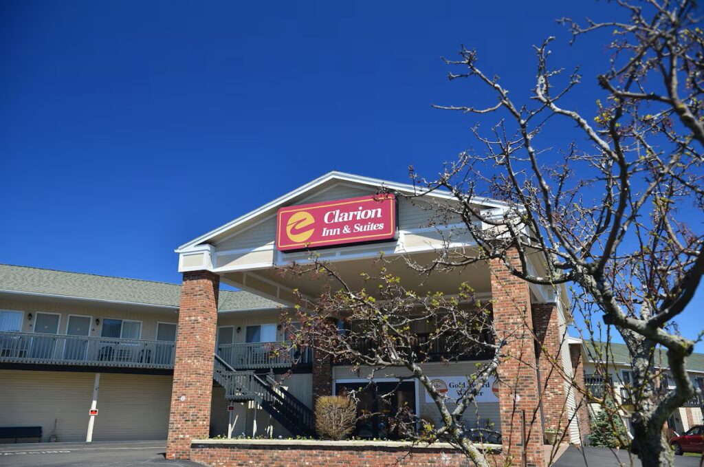 Clarion Inn & Suites at the Outlets of Lake George - Image 2