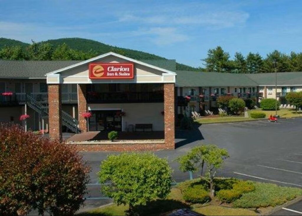 Clarion Inn & Suites at the Outlets of Lake George - Image 3