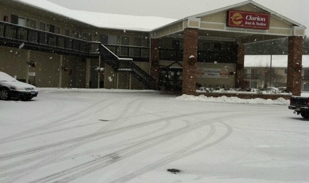 Clarion Inn & Suites at the Outlets of Lake George - Image 4