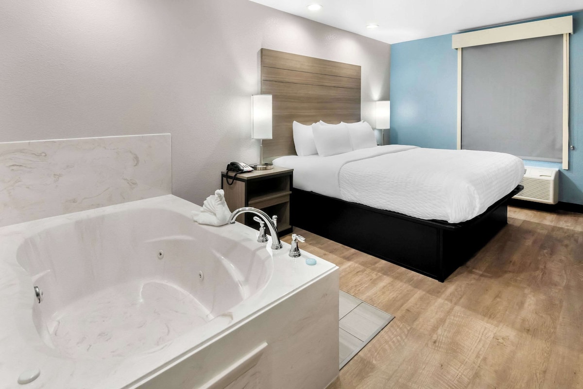 Clarion Pointe 2