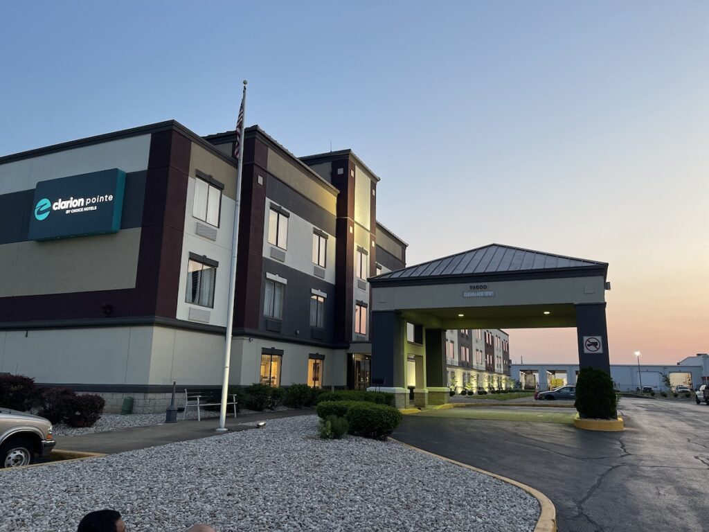 Clarion Pointe Evansville North - Image 3