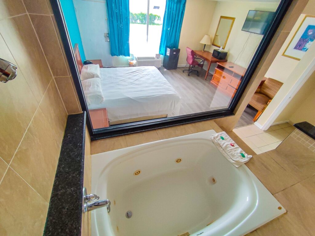 Clover Inn & Suites - Image 2