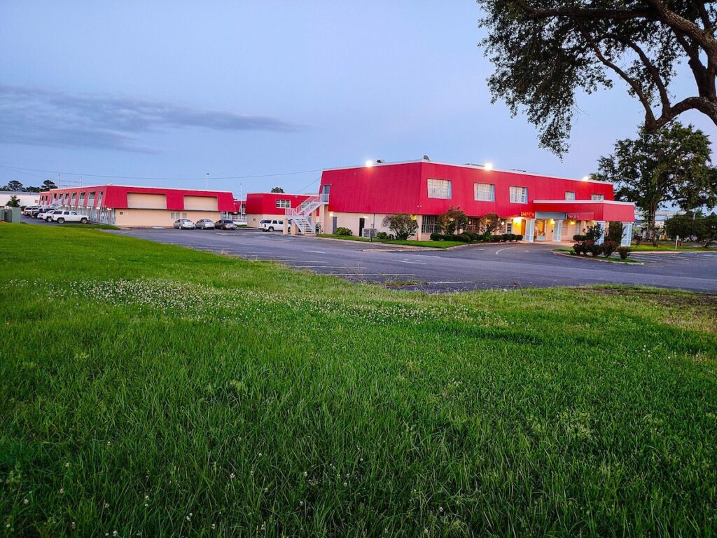 Clover Inn & Suites - Image 4