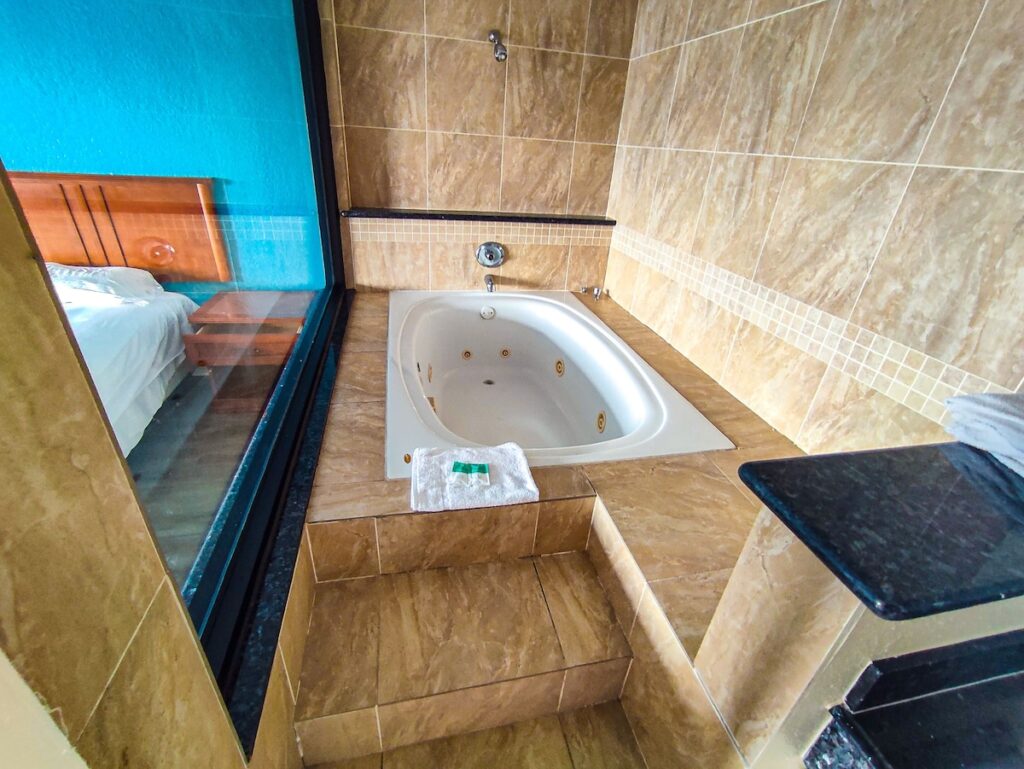 Clover Inn & Suites - Image 1