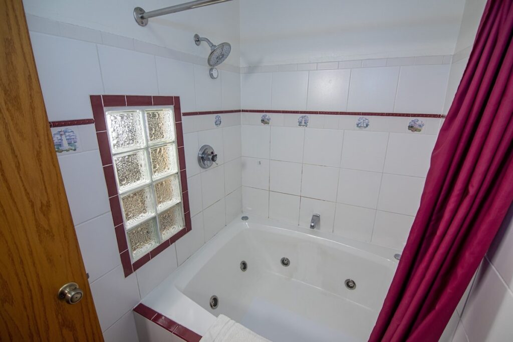 Coachlite Inn - Image 2