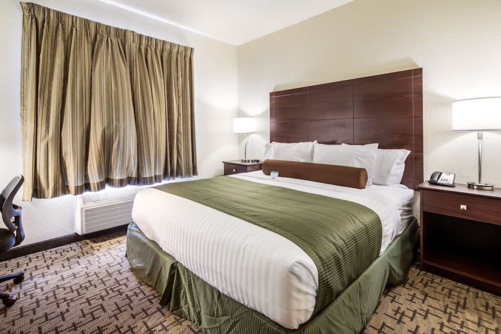 Cobblestone Hotel & Suites – Victor - Image 2