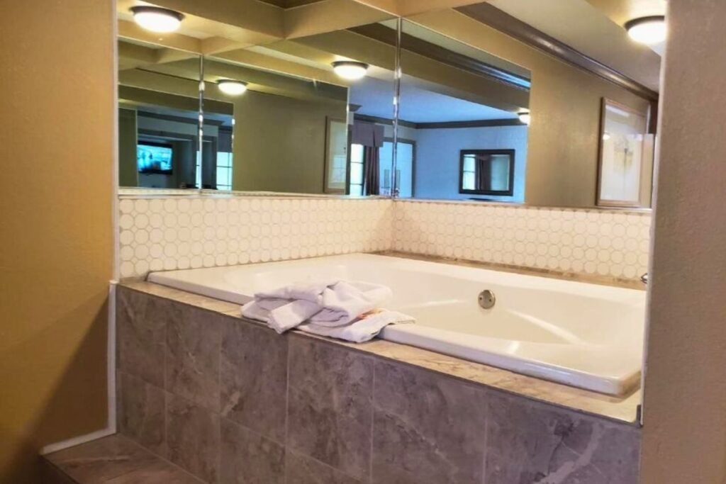 Colonial House Motel - Image 2