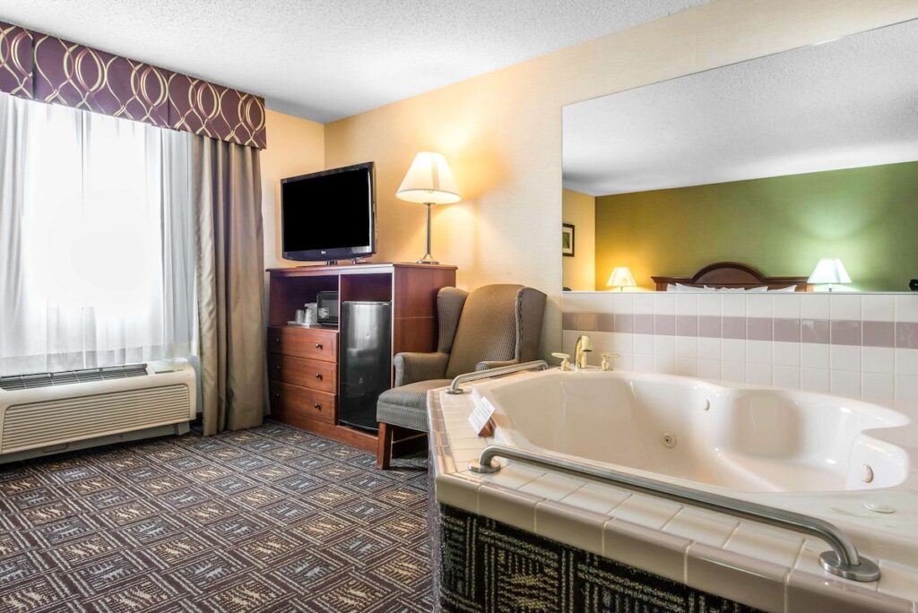 Comfort Inn - Image 1