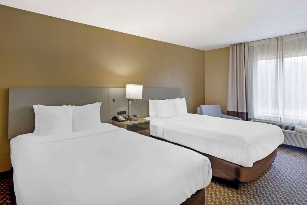 Comfort Inn And Suites - Image 3