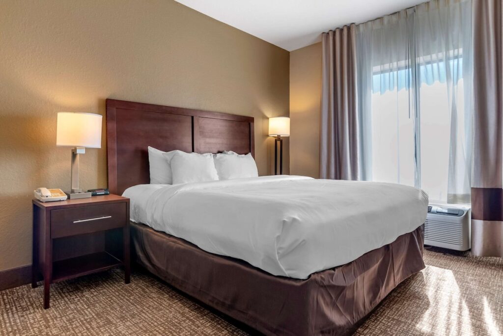 Comfort Inn And Suites - Image 3