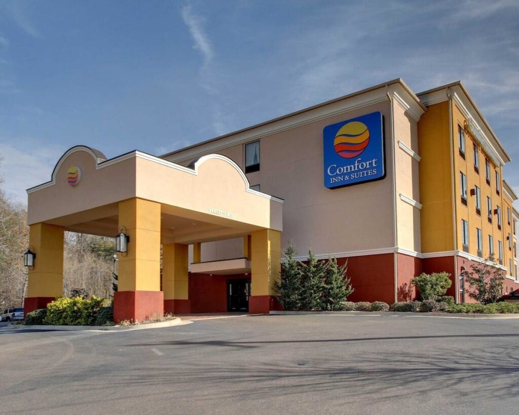Comfort Inn And Suites - Image 4