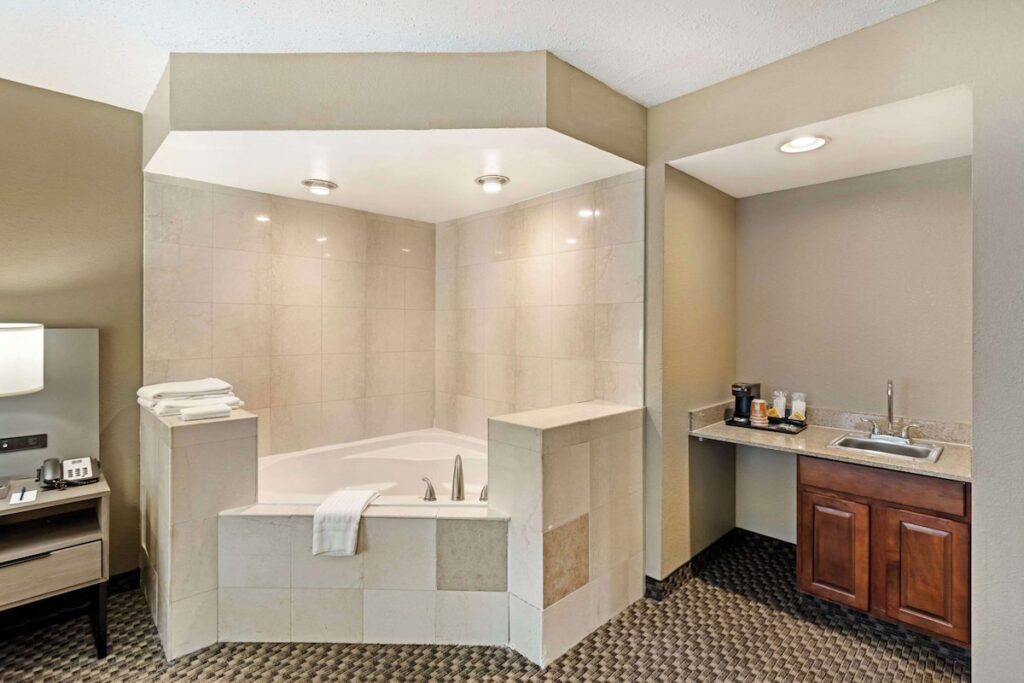 Comfort Inn And Suites - Image 2