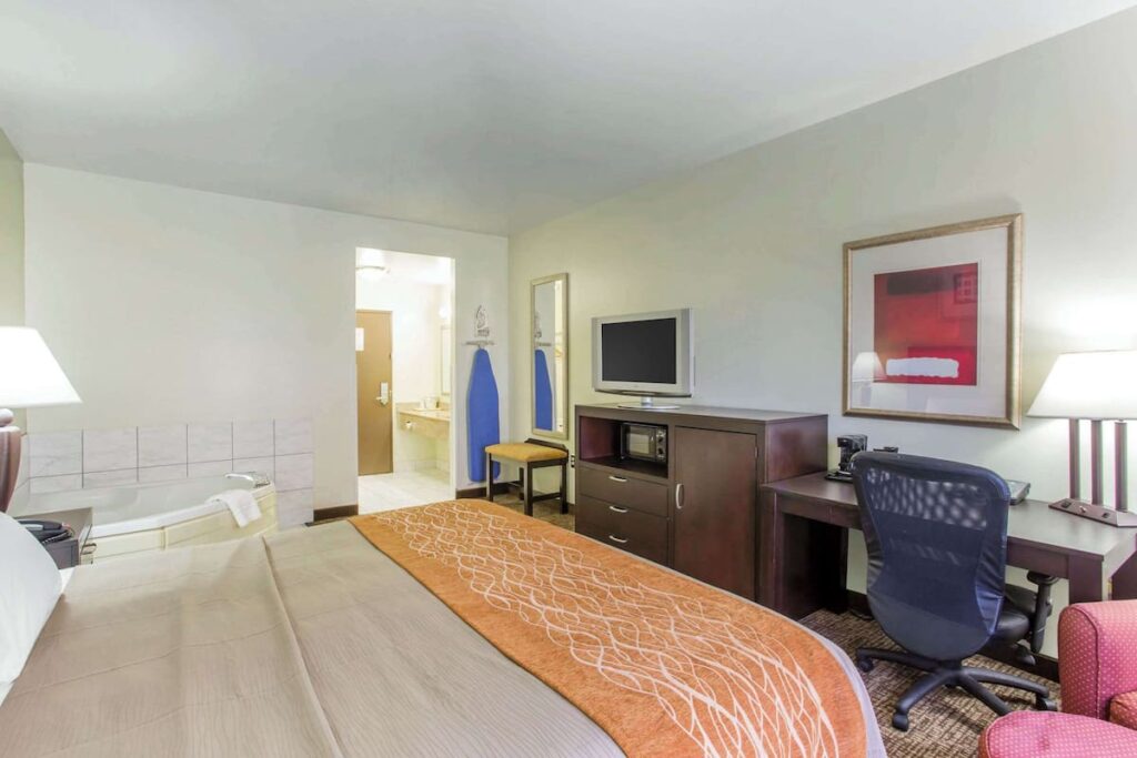 Comfort Inn Franklin Highway 96 - Image 4