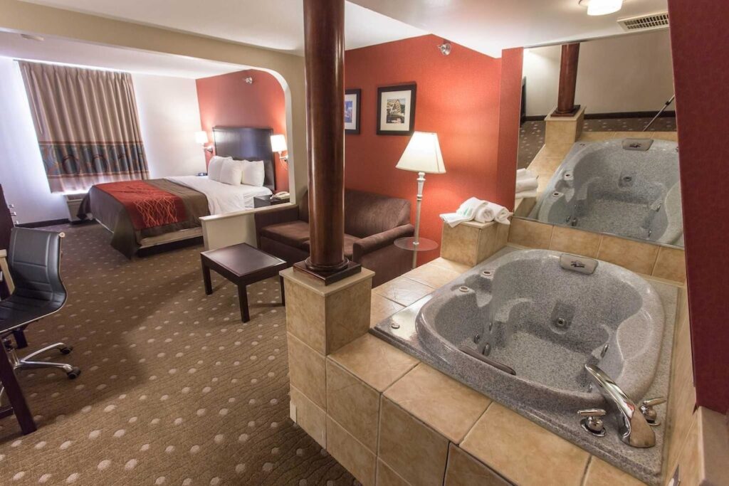 Comfort Inn Pittsburgh - Image 2