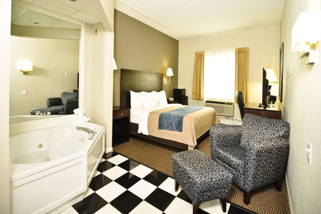 Comfort Inn Sandusky - Image 1