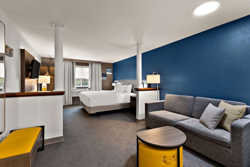 Comfort Inn & Suites - Image 2