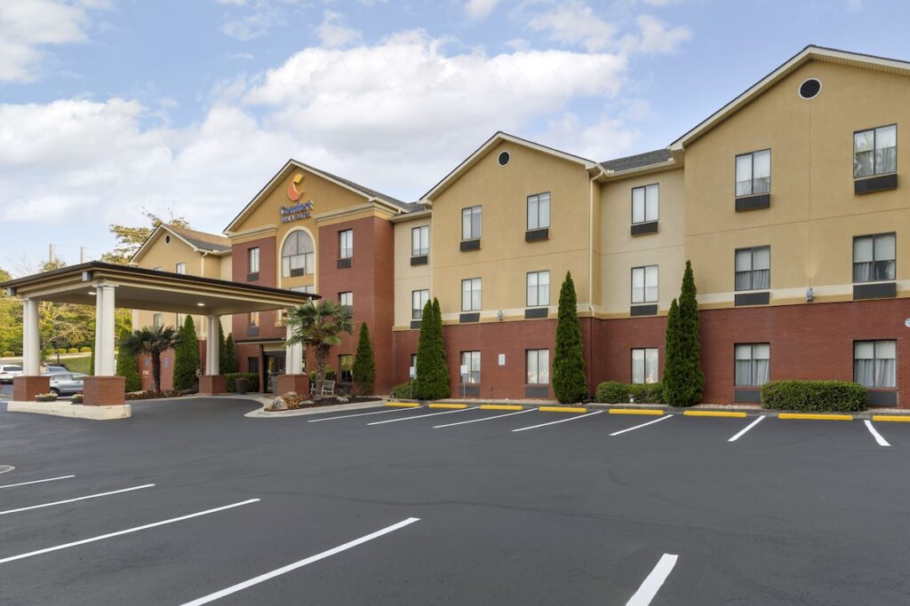 Comfort Inn & Suites - Image 5