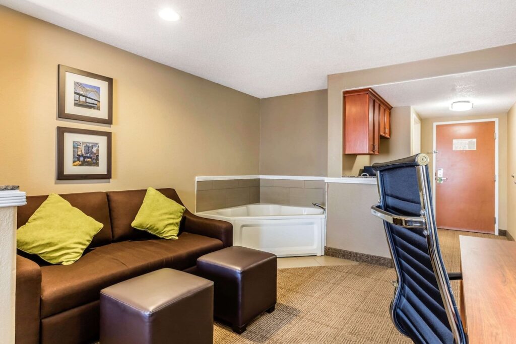 Comfort Inn & Suites Airport – American Way