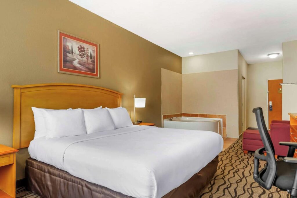 Comfort Inn & Suites Chesapeake – Portsmouth - Image 4
