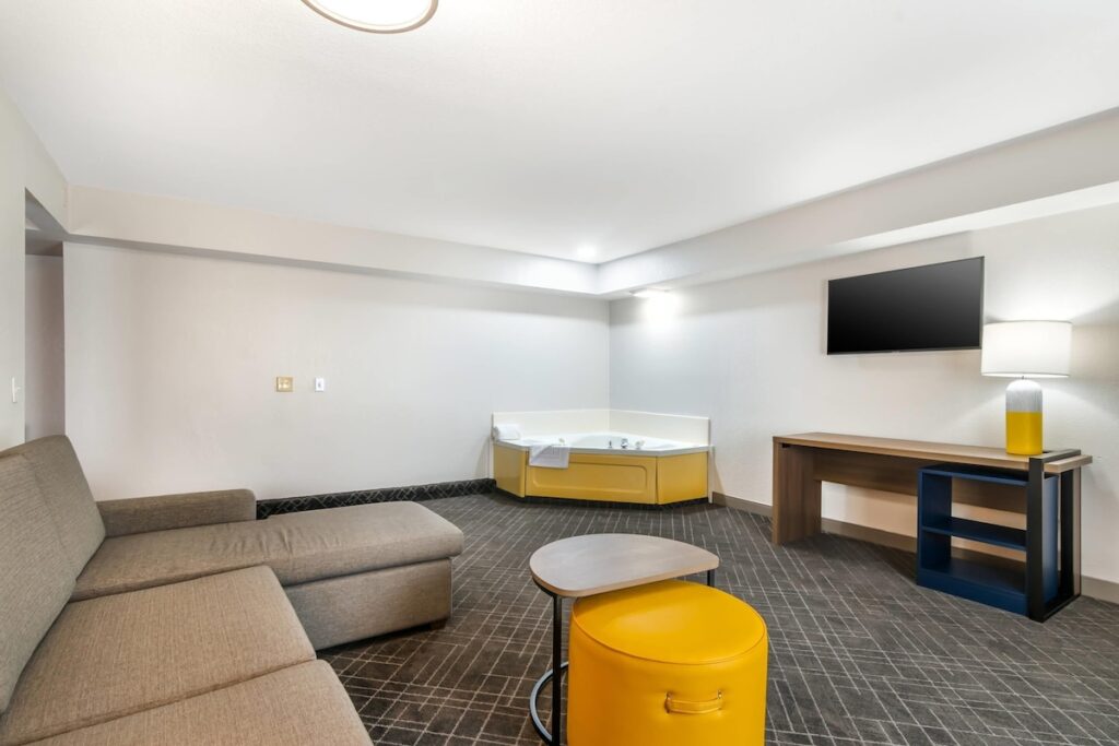 Comfort Inn & Suites Chesterfield – St. Louis - Image 1