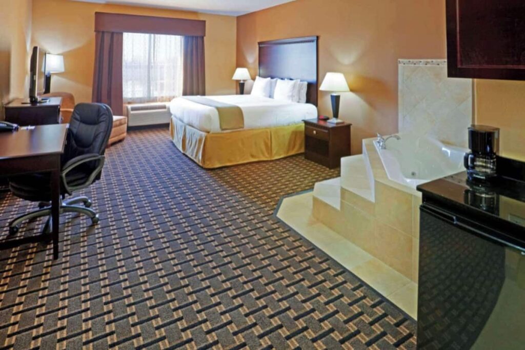 Comfort Inn & Suites Dallas Medical – Market Center - Image 2