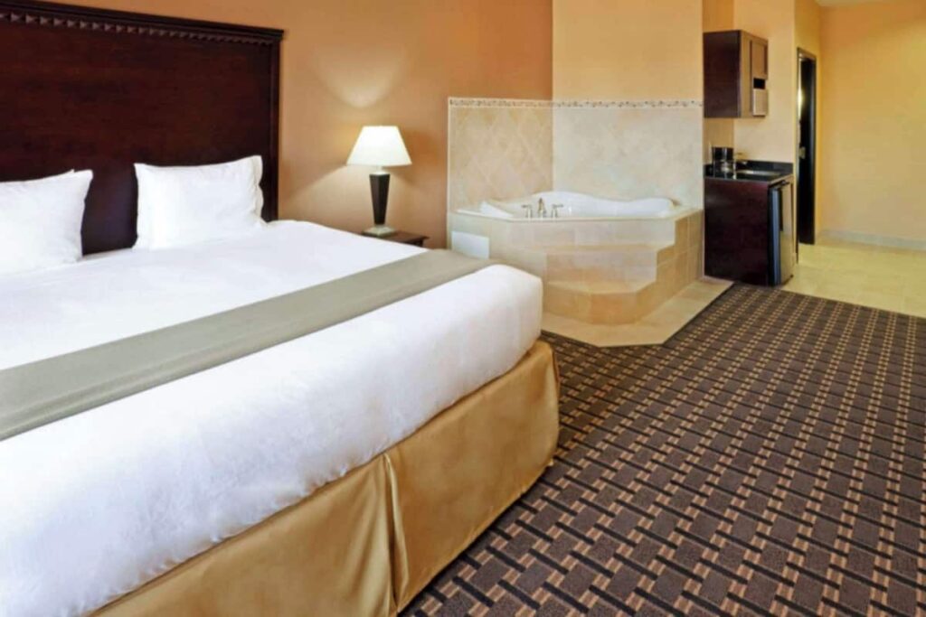 Comfort Inn & Suites Dallas Medical – Market Center - Image 3