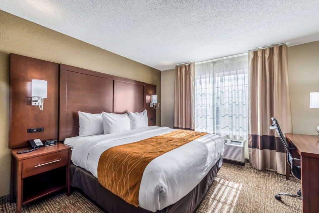 Comfort Inn & Suites Dayton North - Image 3