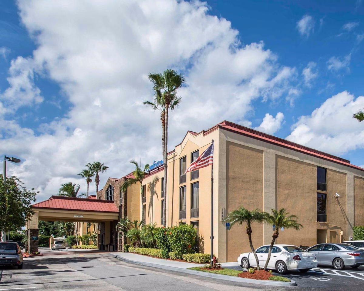 Comfort Inn & Suites Lantana – West Palm Beach South - Image 2
