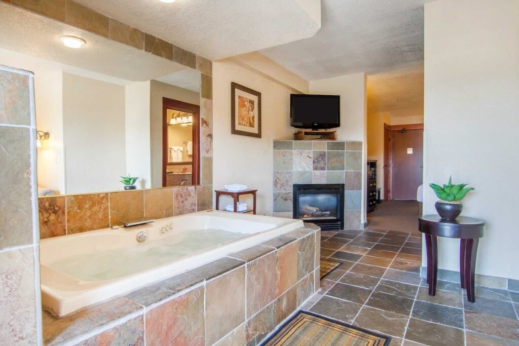 Comfort Inn & Suites Lincoln City - Image 1