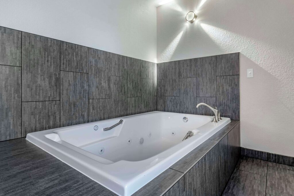 Comfort Inn & Suites Tualatin – Lake Oswego South - Image 2