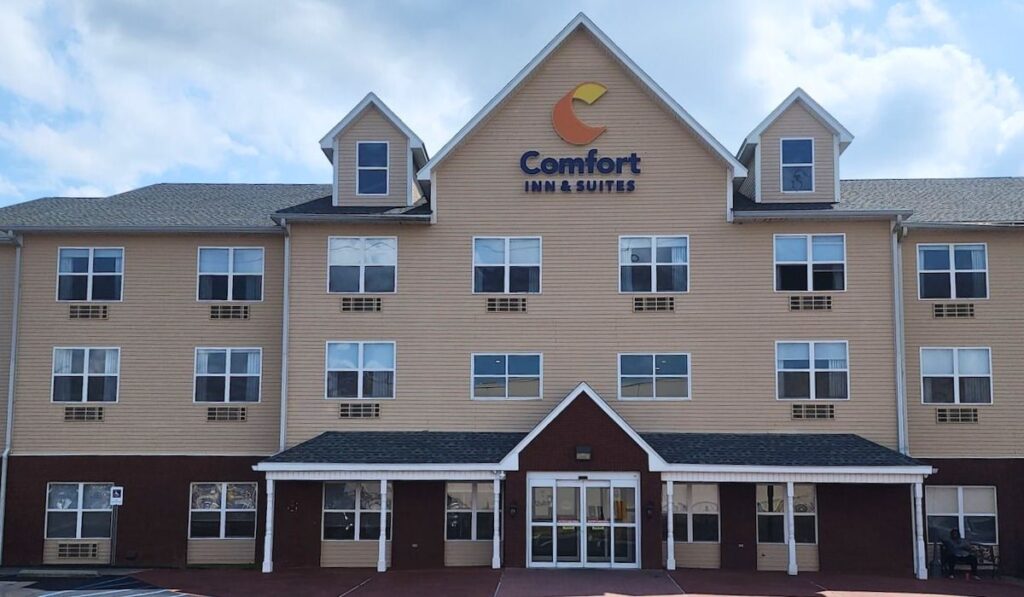 Comfort Inn & Suites - Image 4